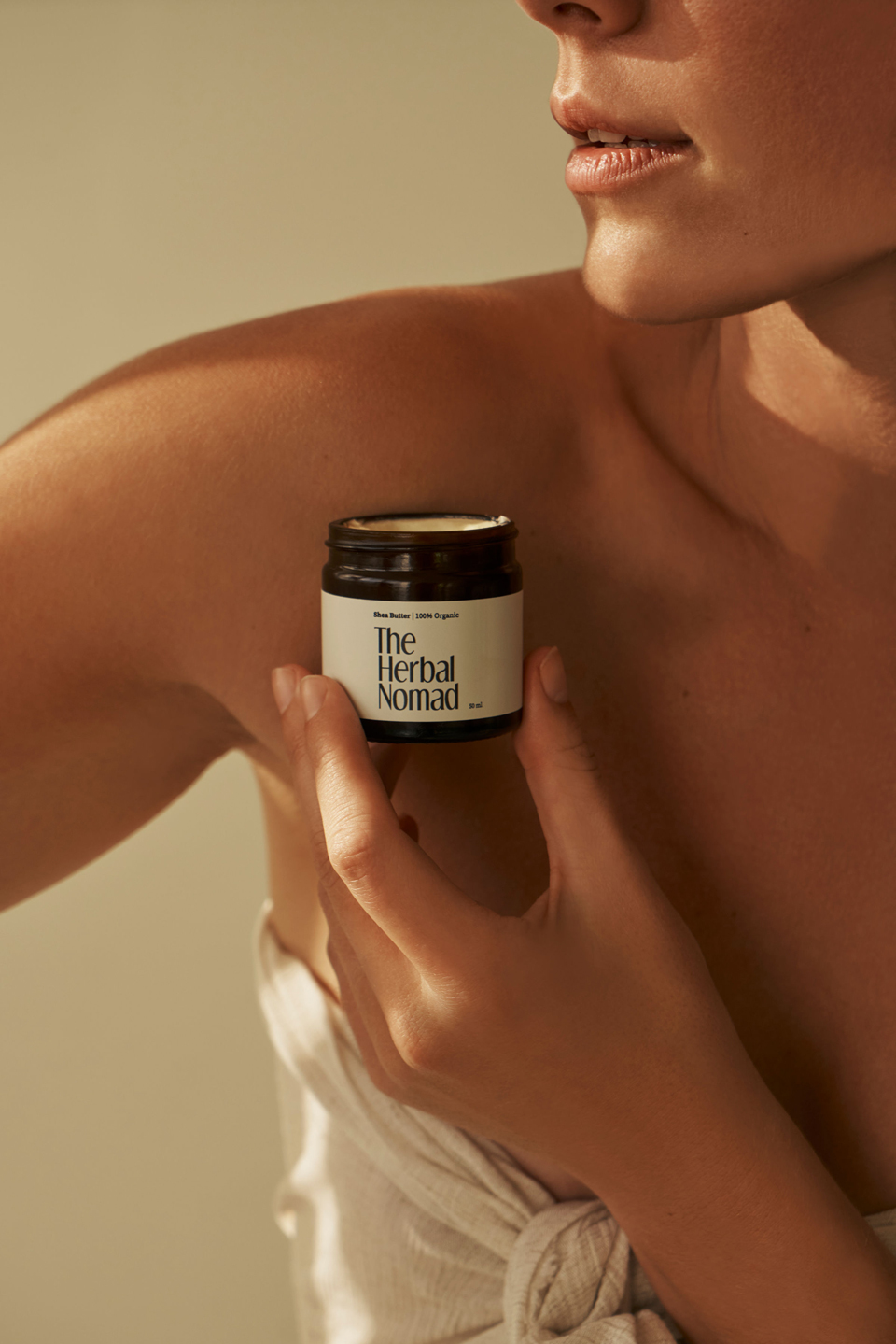 art direction - Studio Gerritsen-Bart woman with a cosmetics. jar in het hand