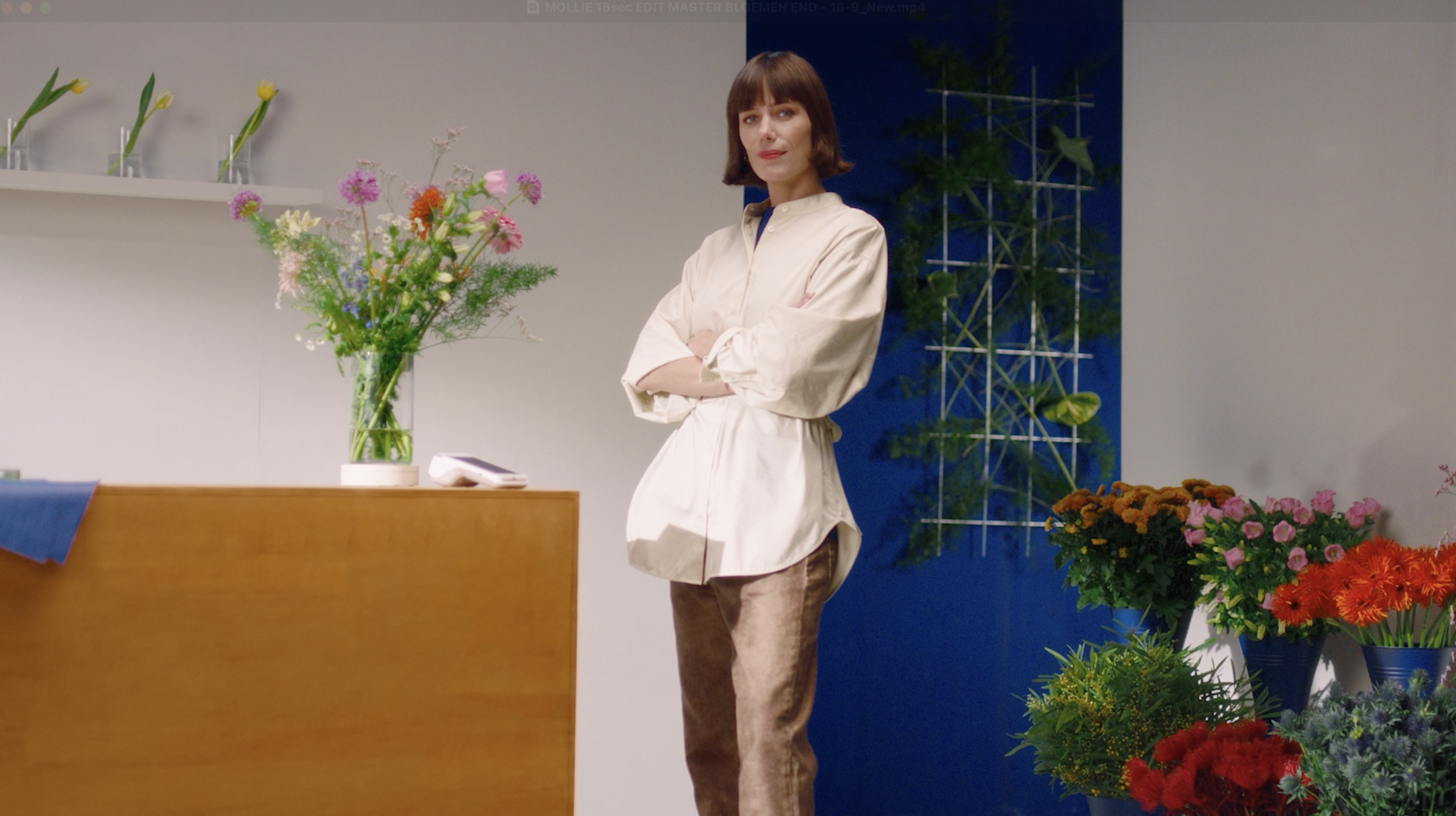 art direction - Studio Gerritsen-Bart flower shop commercial with a brown orange counter with a female owner and a payment device