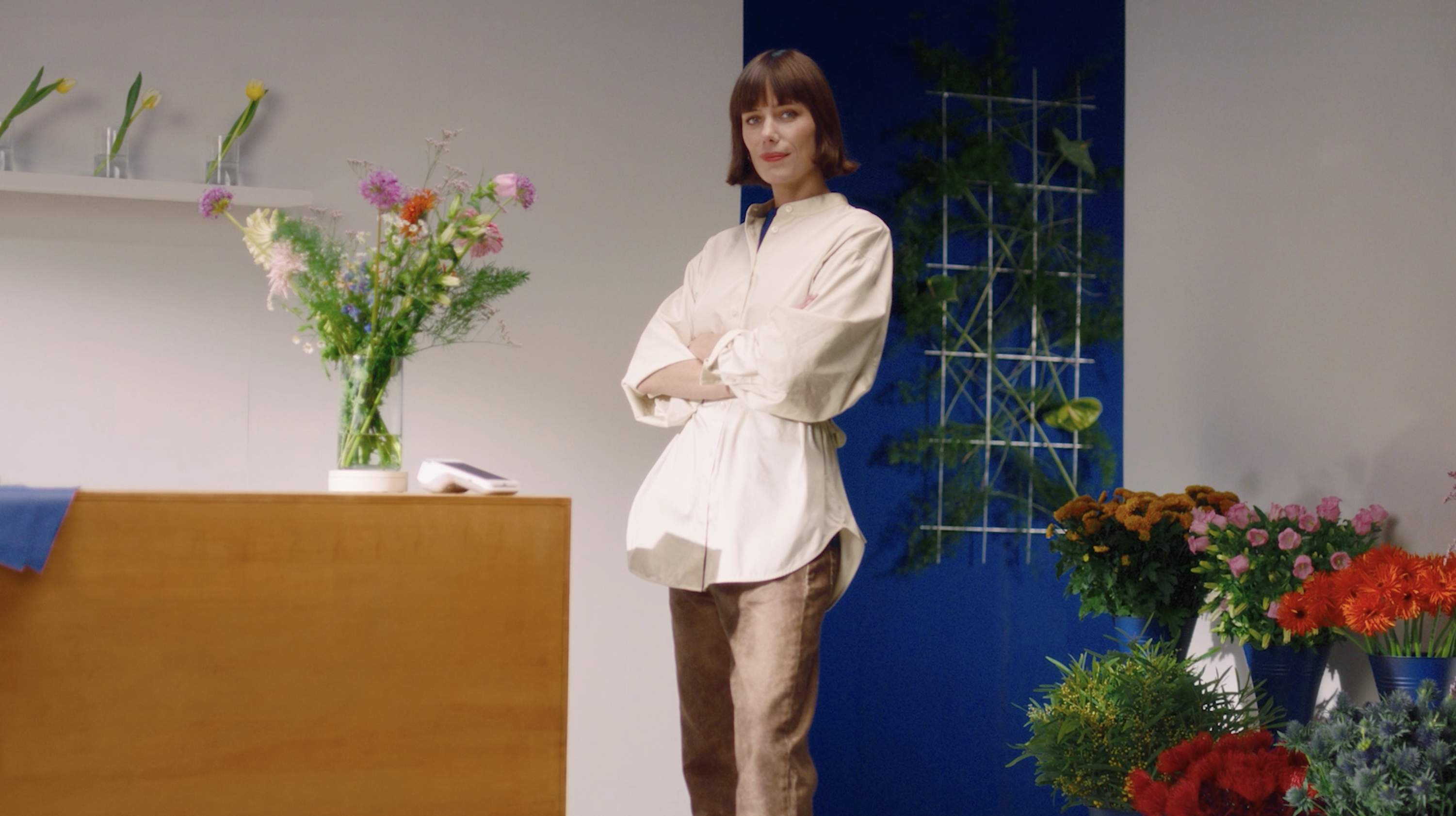 art direction - Studio Gerritsen-Bart flower shop commercial with a brown orange counter with a female owner and a payment device