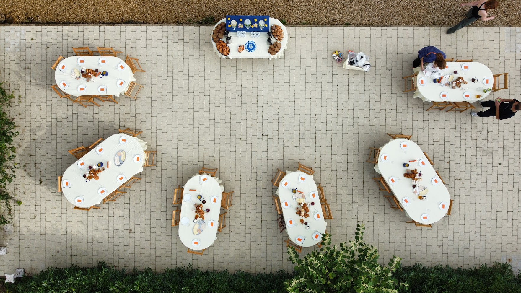 event design and art direction - Studio Gerritsen-Bart wedding breakfast pictured from above