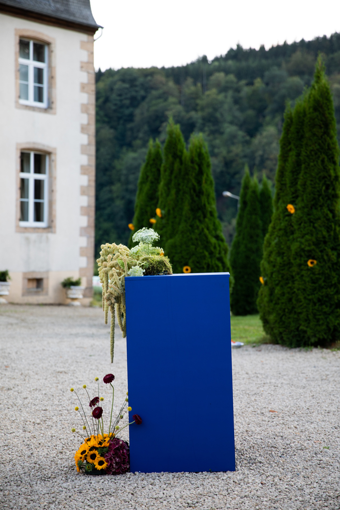 event design and art direction - Studio Gerritsen-Bart flower composition on speakers stand wedding