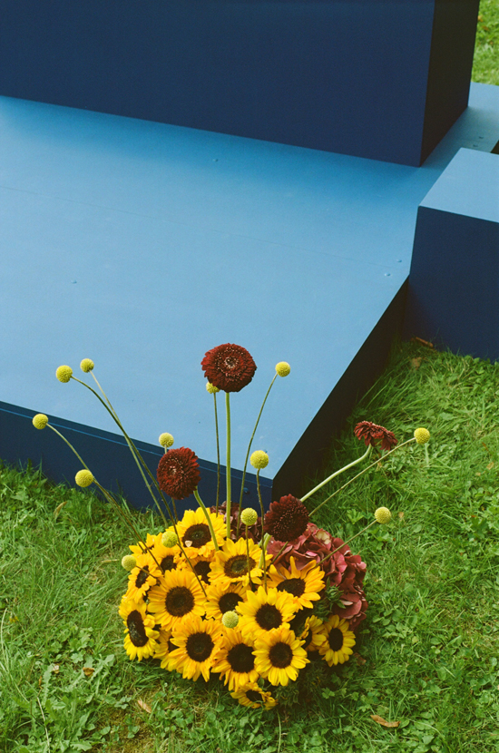 event design and art direction - Studio Gerritsen-Bart colourful flower composition in front of altar